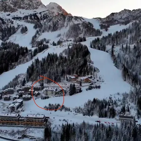 In 1500 M Hoehe An Der Skipiste سونينالب ناسفيلد